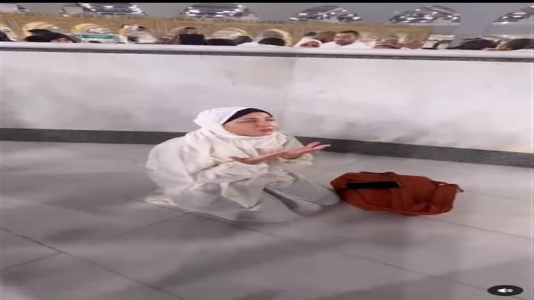 منى فاروق تنهار أثناء أداء العمرة.. والجمهور يعلق
