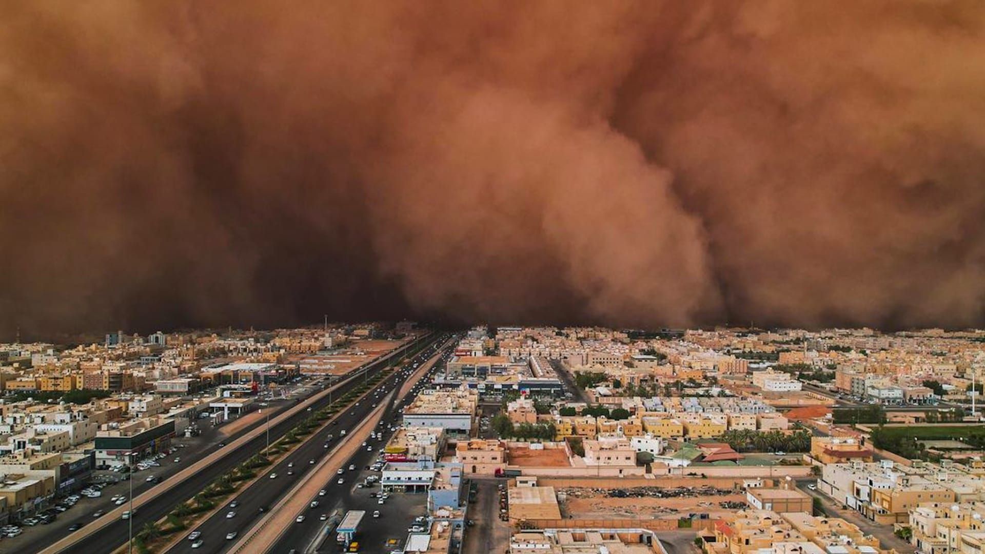 تعليق الدراسة وغلق الطرق .. عاصفة قوية تضرب مدينة جدة بالسعودية