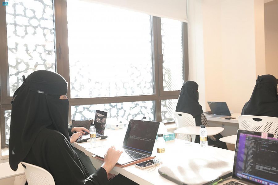 أمطار وبرد وسيول على جدة حتى الـ 10 صباحًا