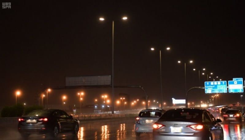 أمطار وبرد وسيول على جدة حتى الـ 10 صباحًا
