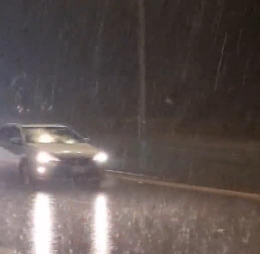 مشاهد لهطول أمطار غزيرة على جبل كرا بالطائف