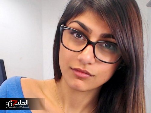 النجمة ميا خليفة تجيب دون خجل وتعترف عن حجم أكبر قضيب أدخلتيه في مهبلها و بما يحدث لها خلف الكواليس