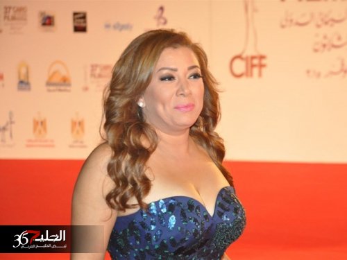 بدون خجل .. فنانة مصرية مشهورة تعترف انا مدمنة أفلام إباحية وبتفرج عليها كل يوم
