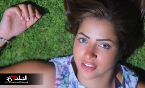منى فاروق تقوم بوصله رقص عارية مع المخرج خالد يوسف .. شاهد قبل الحذف