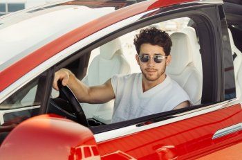 بالصور - نيك جوناس يحقق أمنية محبيه ويعود إلى تسريحة شعره القديمة