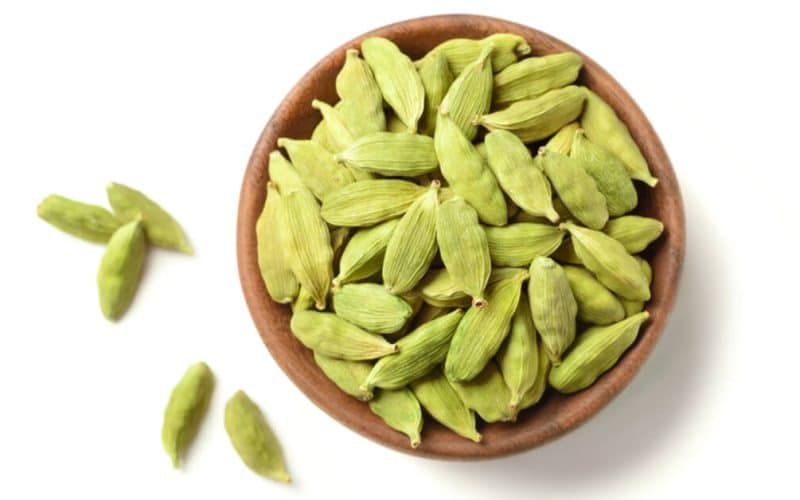 يضع سِرَّه في أضعف خلقه طبيب سعودي ".. لن تصدق ما الذي سيحدث لك إذا تناولت حبتين من الهيل