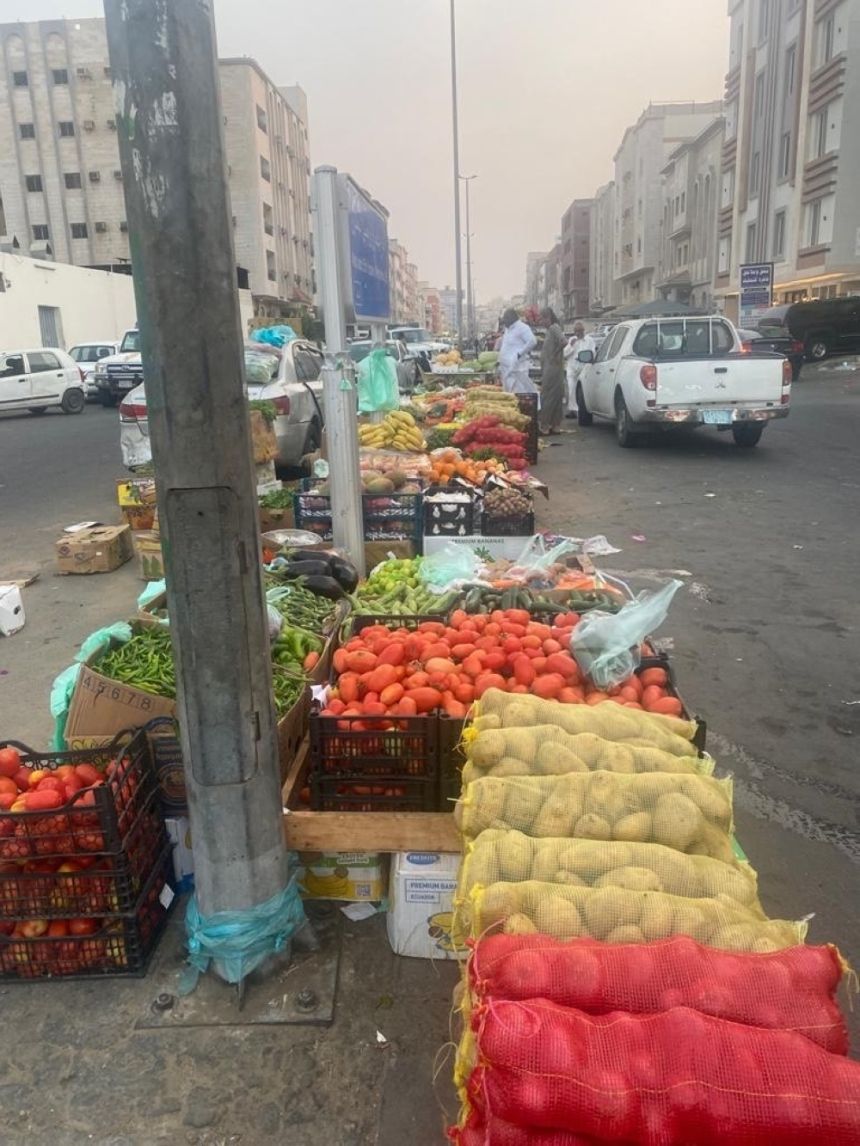 أمانة جدة تزيل عددًا من البسطات العشوائية المخالفة لتحسين المدينة