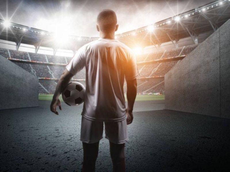 لاعب سعودي شهير يطرد أمه وأخته من منزله بسبب زوجته!تفاصيل