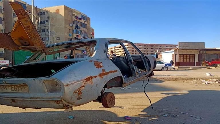 متروكة ومتهالكة في الشوارع.. رفع 39 سيارة ودراجة نارية بالقاهرة والجيزة