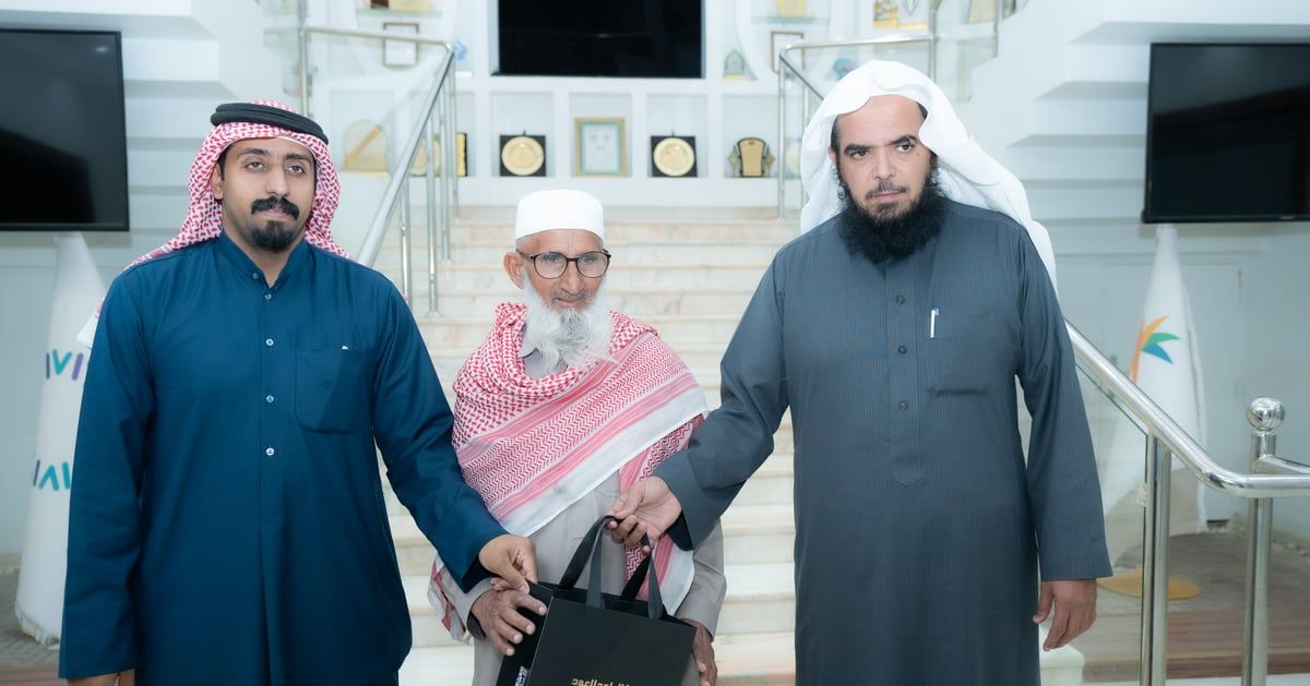 صاحب فيديو "سامحوني".. "تنمية الأفلاج" تودع مقيماً باكستانياً بالهدايا