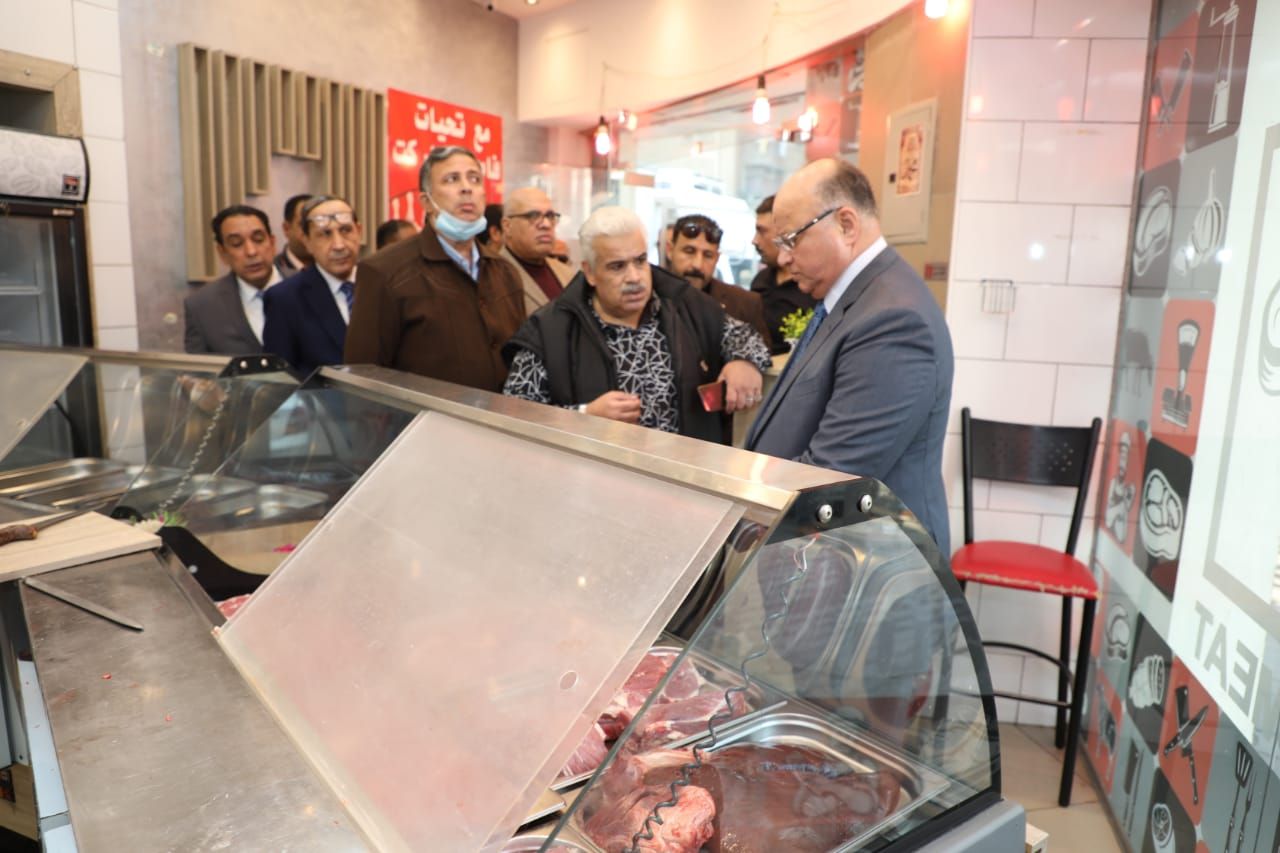 محافظ القاهرة يتفقد منافذ البيع بالمنطقة الغربية.. صور