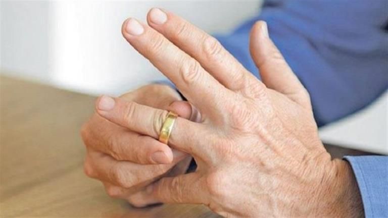 "حسام" يطلب تطليق زوجته:"شفتها في حضن عشيقها على السرير"