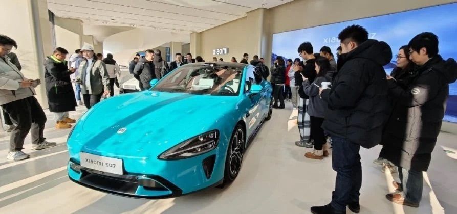 تكنولوجيا: عرض سيارة السيدان الكهربائية Xiaomi SU7 في متاجر شاومي بعد إطلاقها في الصين
