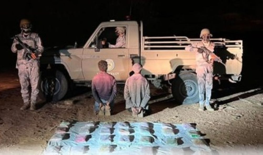 عسير.. القبض على مخالفين لتهريبهما 29 كيلوجرامًا من الحشيش المخدر