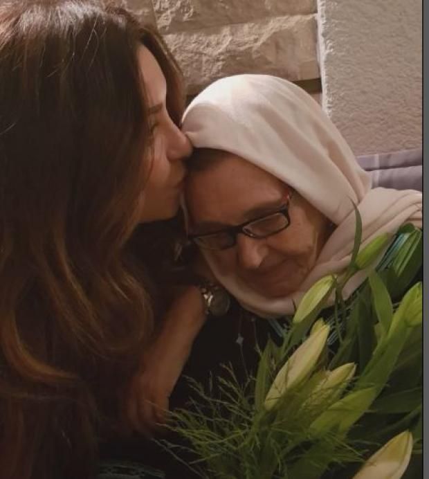 الرسالة الأخيرة لوالدة الفنانة لطيفة قبل وفاتها.. ماذا قالت؟