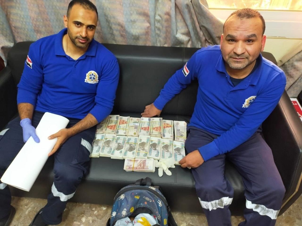 هيئة الإسعاف تسلم أمانات ومتعلقات لمصاب في حادث تقدر بـ250 ألف جنيه