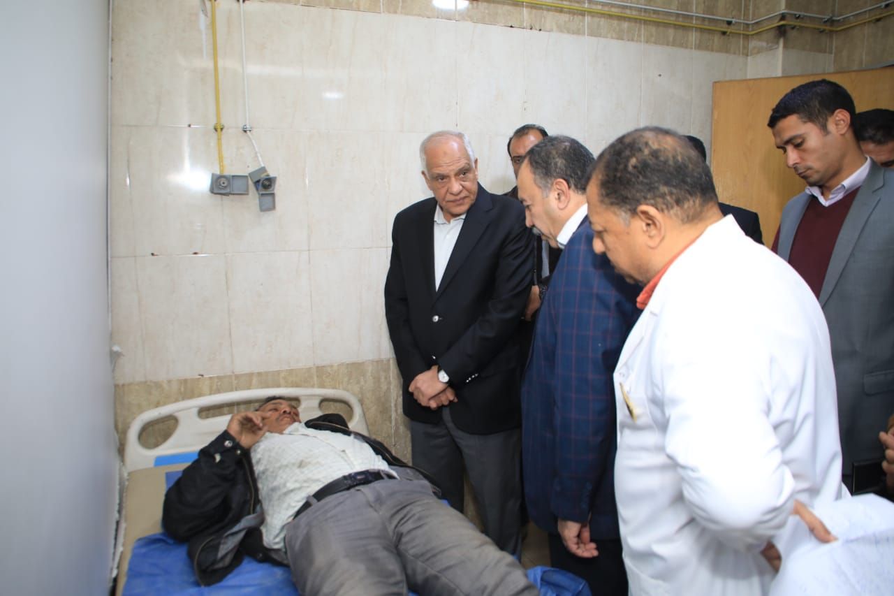 محافظ الجيزة يتفقد موقع حادث انزلاق إحدى الكمرات الخرسانية بمحور كمال عامر