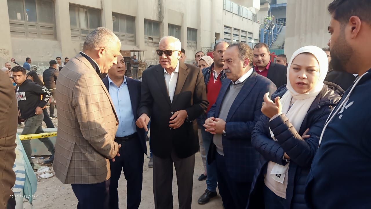 محافظ الجيزة يتفقد موقع حادث انزلاق إحدى الكمرات الخرسانية بمحور كمال عامر