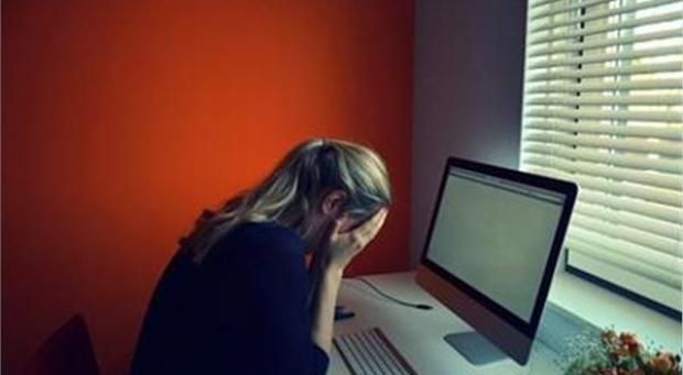 حتى لا تكوني فريسة للابتزاز.. كيف تواجهين تهديدات خطيبك السابق بصورك؟