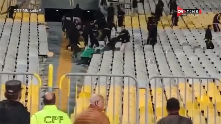 اشتباكات بالأيدي والكراسي بين جماهير الإسماعيلي والمصري.. فيديو