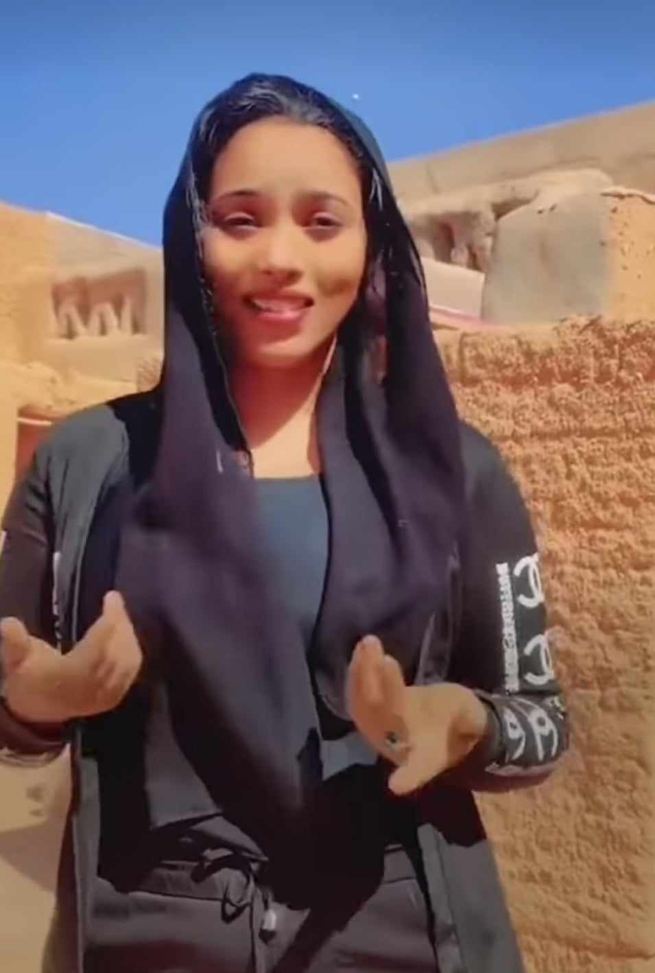 شاهد بالصورة والفيديو.. من إحدى القرى السودانية.. حسناء فائقة الجمال تقدم فاصل من الرقص المثير على أنغام “ركشة” الجبلية