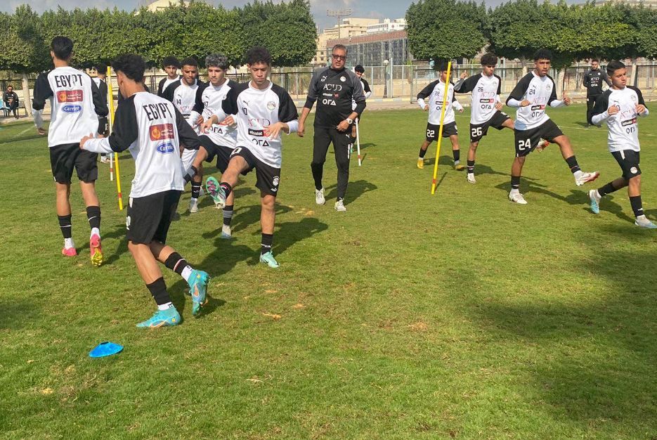 منتخب الشباب يواصل تدريباته باستاد القاهرة.. وتعليمات متواصلة لتصحيح الأخطاء