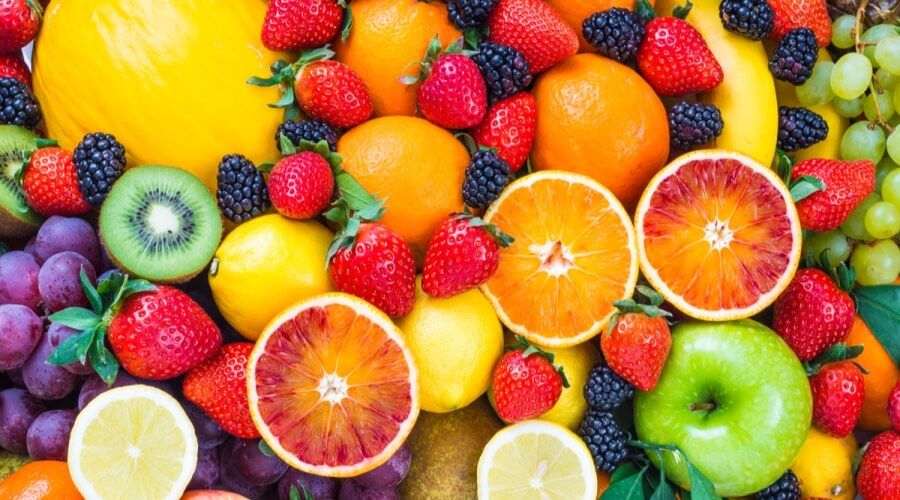 "صحة الشرقية" توضح العلاقة بين ألوان الفواكه وعناصرها الغذائية