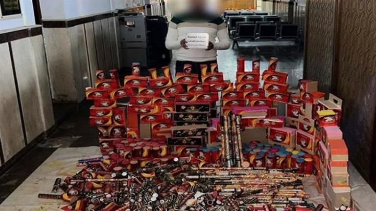 صواريخ رأس السنة.. ضبط بائع بمليون و100 ألف صاروخ في الجمالية