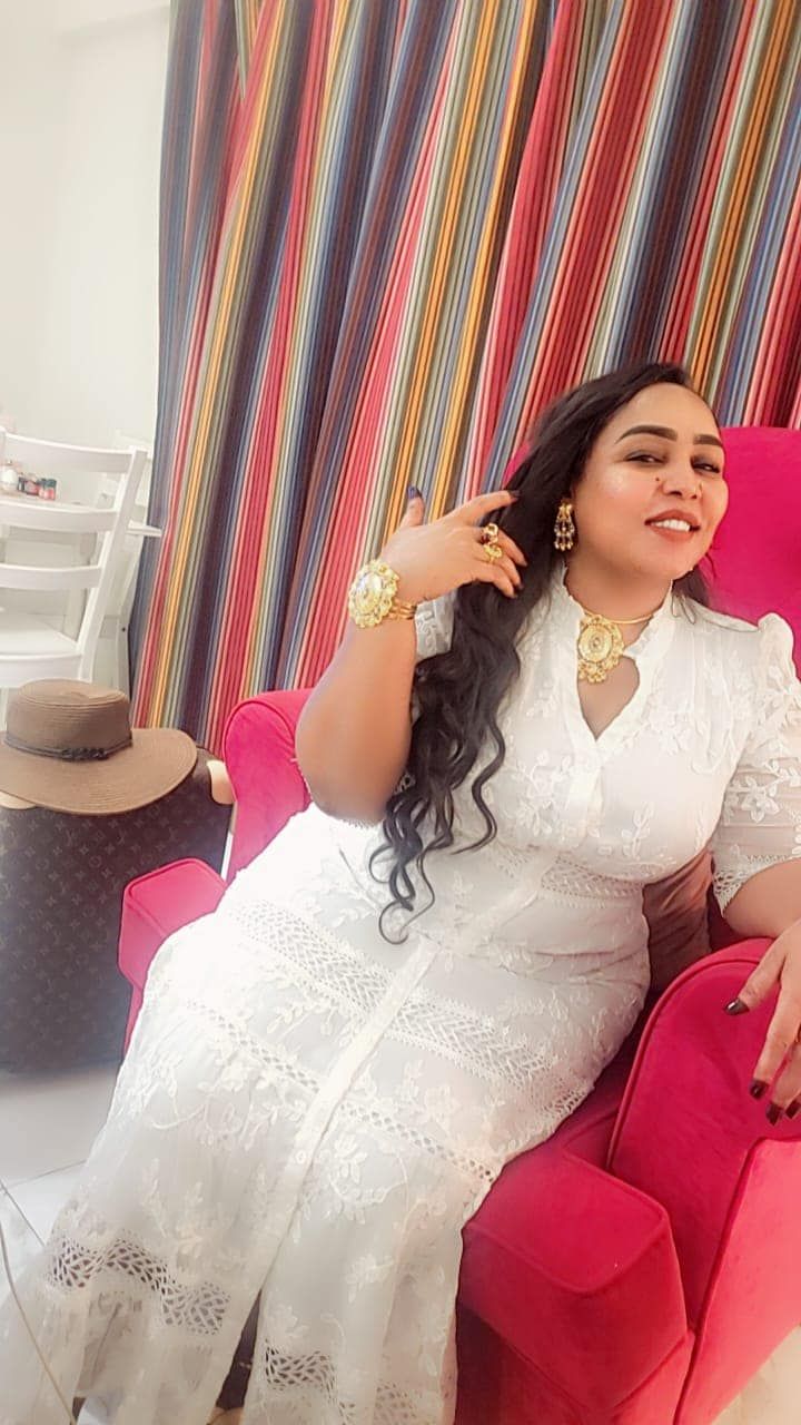 شاهد بالصورة.. الفنانة هدى عربي تخطف الأضواء بإطلالة ومثيرة وتقول: (بدوني في حسنات وبشيلو في ذنوبي)
