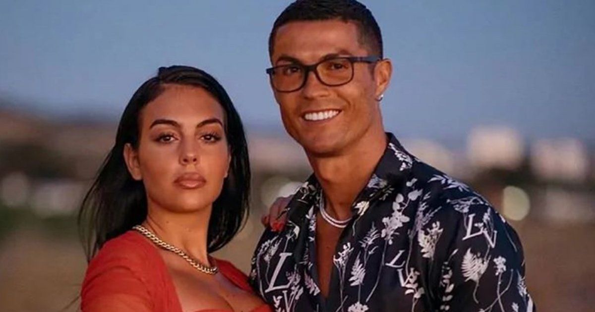 نظرة " ما في شي بيضحك " من جورجينا رودريغيز لكريستيانو رونالدو خلال ضحكه الهستيري