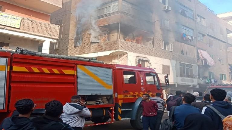 النيران تحاصر سكان شقة في إمبابة