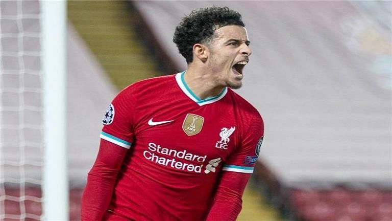 "عندما يهدر فرصة ترى الابتسامة على وجهه".. لاعب ليفربول يتحدث عن محمد صلاح