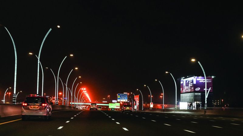 الامارات | إنارة طرق في 40 منطقة بدبي