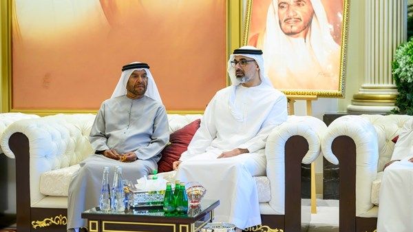 خالد بن محمد بن زايد يُقدم واجب العزاء في وفاة مهرة بنت خالد آل نهيان