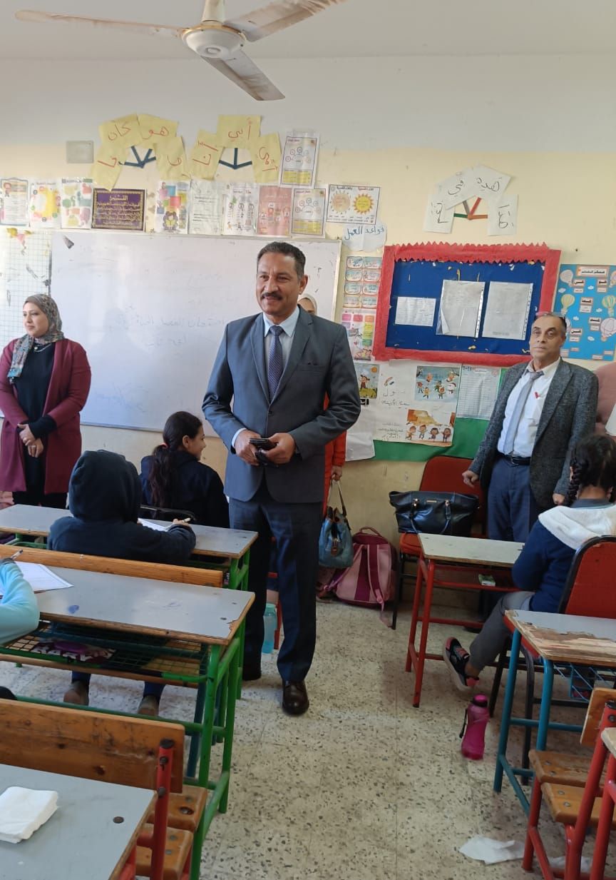 مدير تعليم الجيزة يتفقد لجان امتحانات النقل للمواد غير المضافة للمجموع.. صور