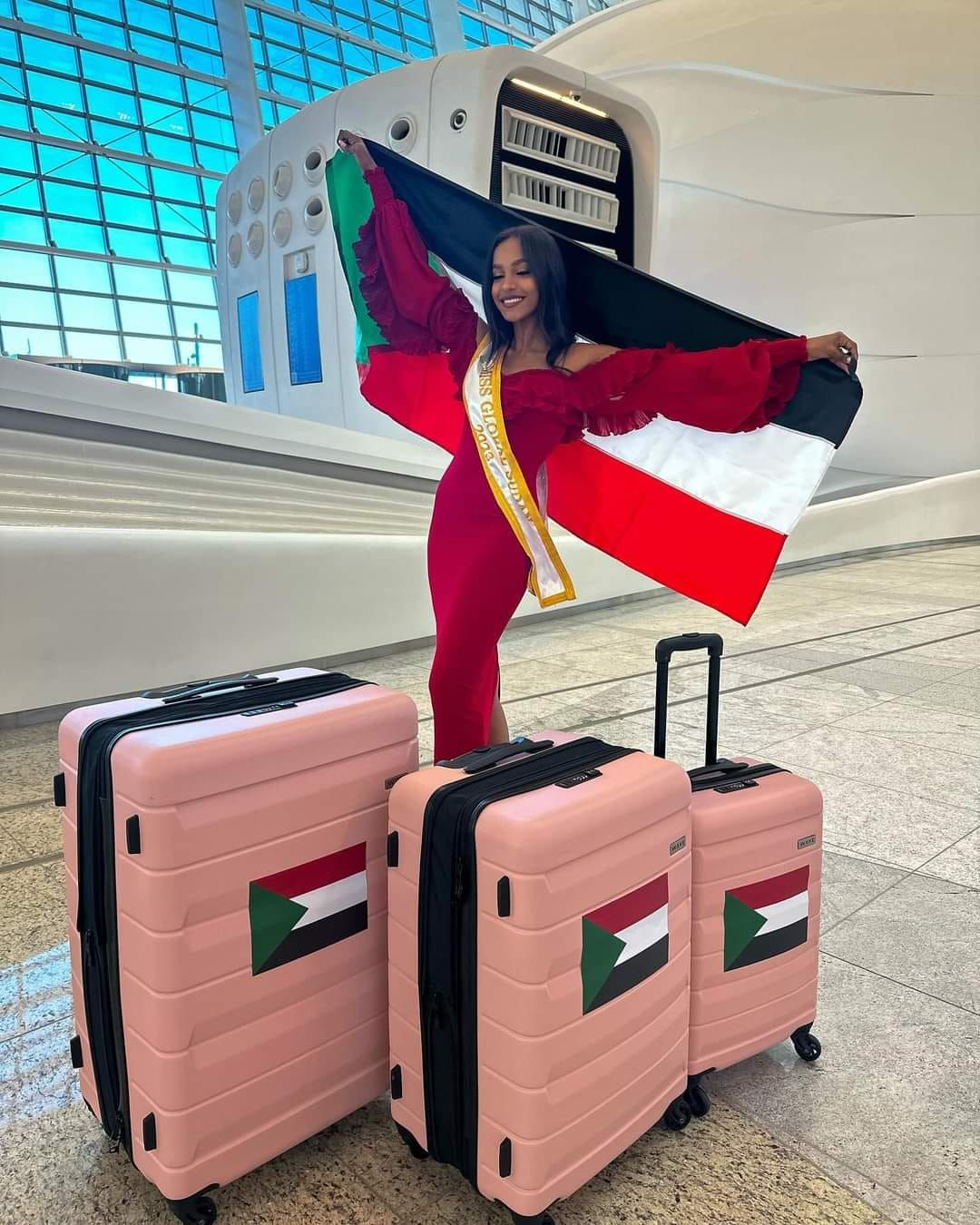 شاهد بالصورة.. ظهرت وهي متوشحة بالعلم السوداني.. الحسناء تسابيح دياب تغادر إلى “كمبوديا” للمشاركة رسمياً في مسابقة ملكة جمال العالم كأول سودانيه تشارك في المحفل الدولي