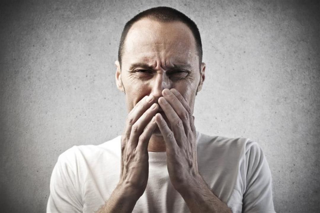 كتم العطس كاد أن ينهي حياة رجل.. لن تتوقع ما حدث له