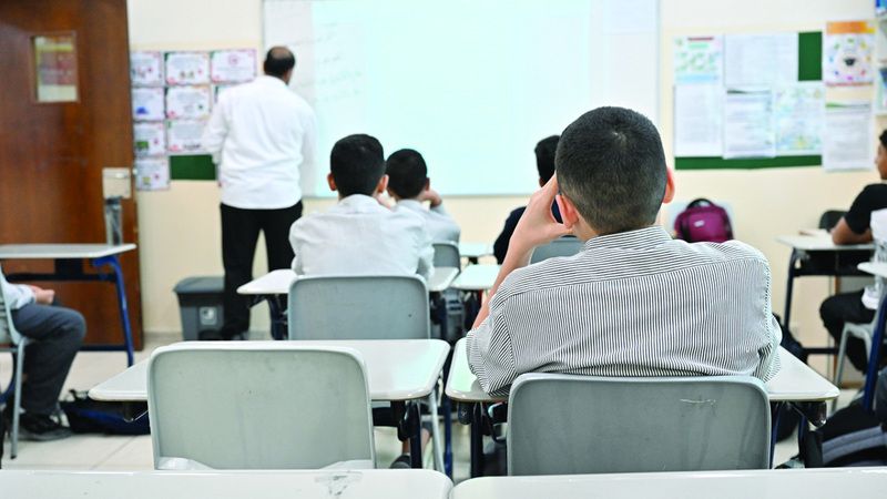 الامارات | تراجع مهارات الكتابة يدفع مدارس لتقنين الأجهزة الذكية