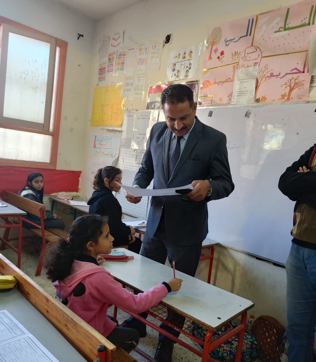 مدير تعليم الجيزة يتفقد لجان امتحانات النقل للمواد غير المضافة للمجموع.. صور