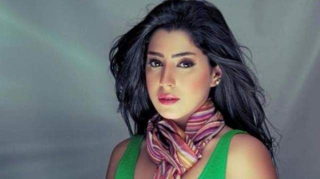 بالأحمر.. شاهد أيتن عامر في جلسة تصوير جديدة
