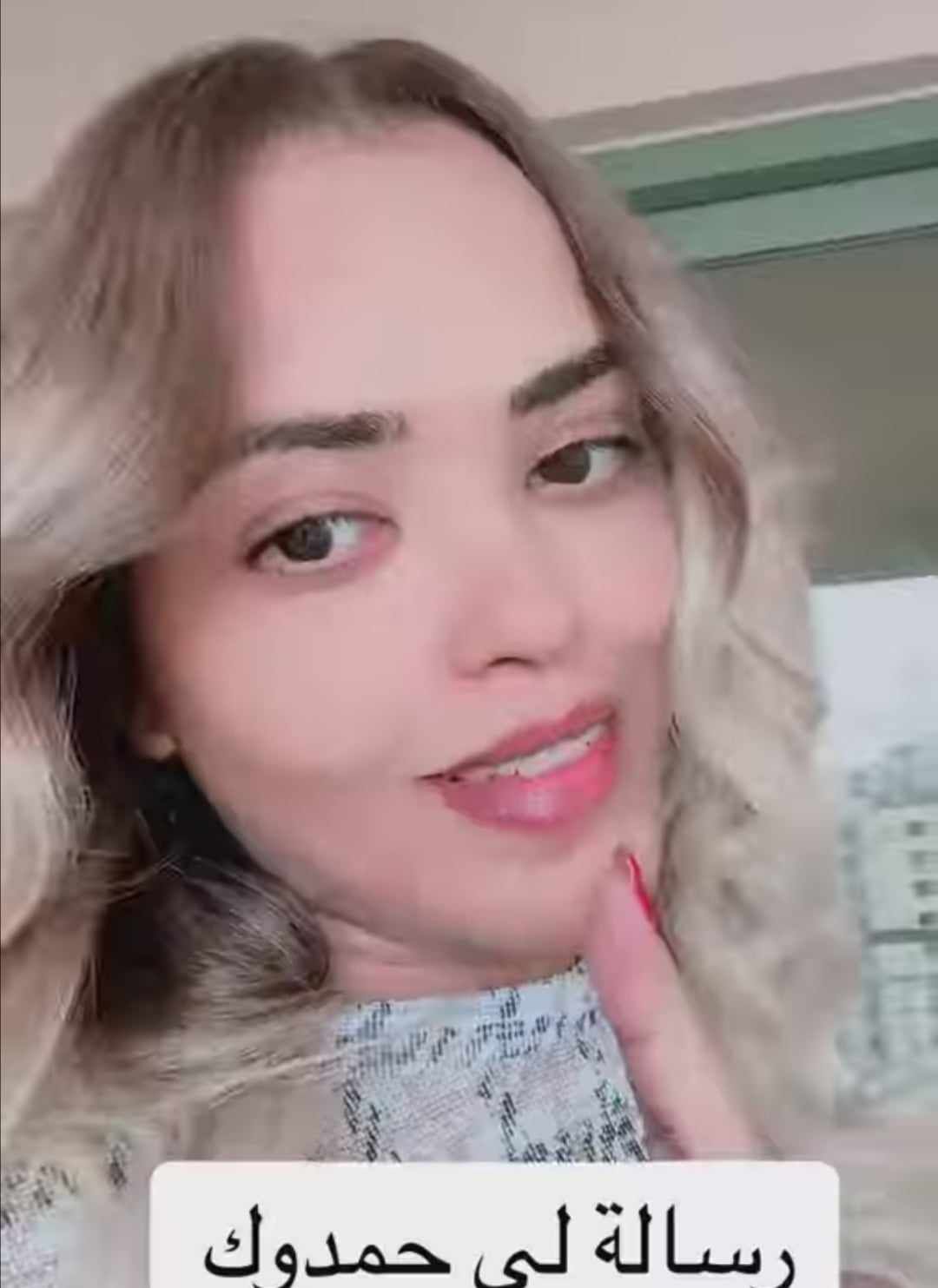 شاهد بالصورة والفيديو.. حسناء سودانية تهاجم حمدوك وقيادات الحرية والتغيير بعد لقائهم بحميدتي: (ما دايرين معاكم أي لعب وما تبيعوا البلد بعد ما ضيعتوها وخلوا الجيش يشتغل وينظف البلد من المتمردين)