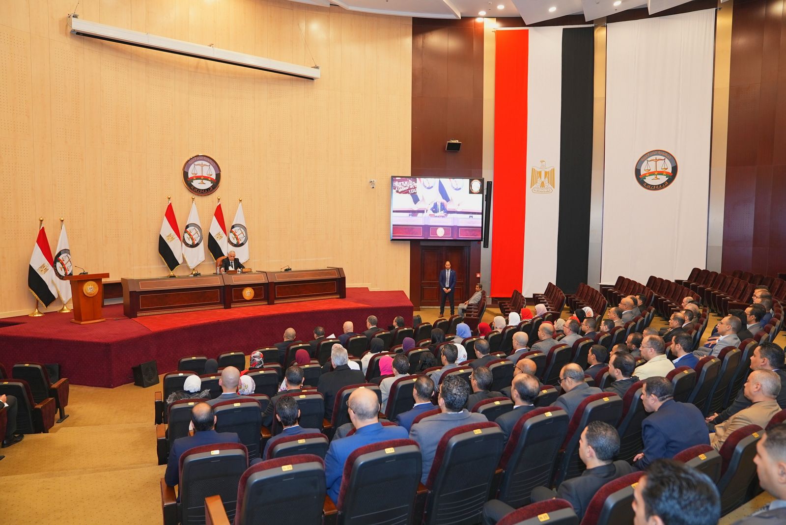 النائب العام يلتقي موظفي النيابة ويؤكد عزمه تكريم المتميزين والتواصل معهم