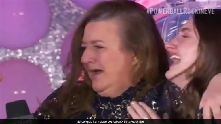 "فيديو مؤثر".. شاهد رد فعل امرأة بعد فوزها بمبلغ كبير من المال بطريقة غريبة
