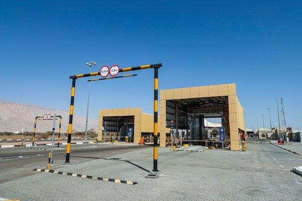 "جمارك أبوظبي" تزود مراكزها البرية في العين بأجهزة تفتيش ذكية