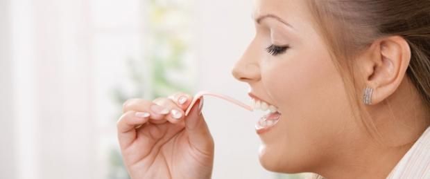 ماذا يحدث عند مضغ «لبانة» 3 دقائق متواصلة.. «أمراض لا تتوقعيها»