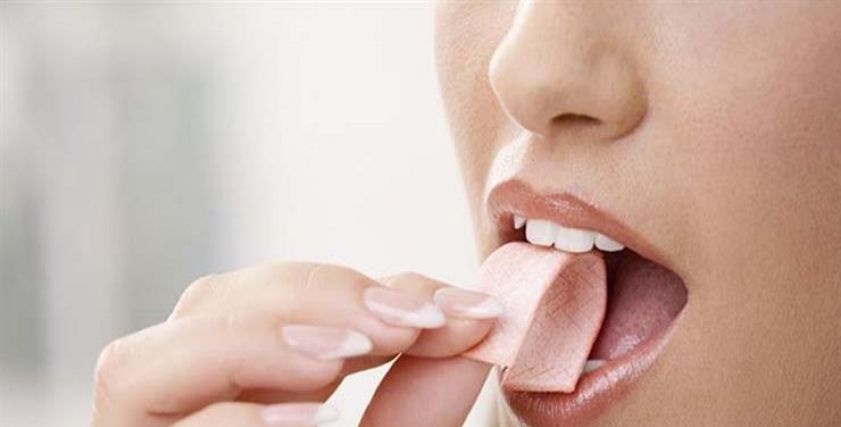 ماذا يحدث عند مضغ «لبانة» 3 دقائق متواصلة.. «أمراض لا تتوقعيها»