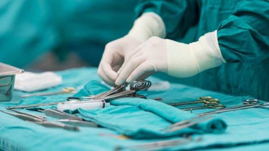 الامارات | طبيب تجميل يجبر فتاة على إجراء جراحة تجميلية لتوظيفها معه ثم يطردها