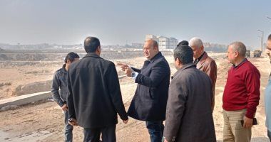 نائب محافظ الجيزة يتفقد أعمال رفع كفاءة مخرات السيول بالصف.. صور