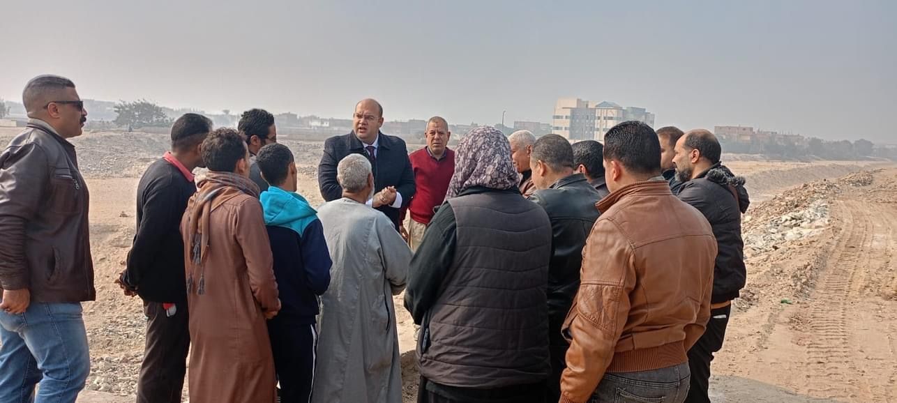 نائب محافظ الجيزة يتفقد أعمال رفع كفاءة مخرات السيول بالصف.. صور