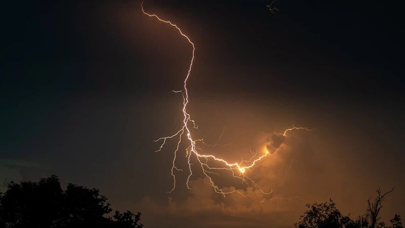 سحب رعدية مرفقة بأمطار متفاوتة الغزارة تتقدم لحفر الباطن